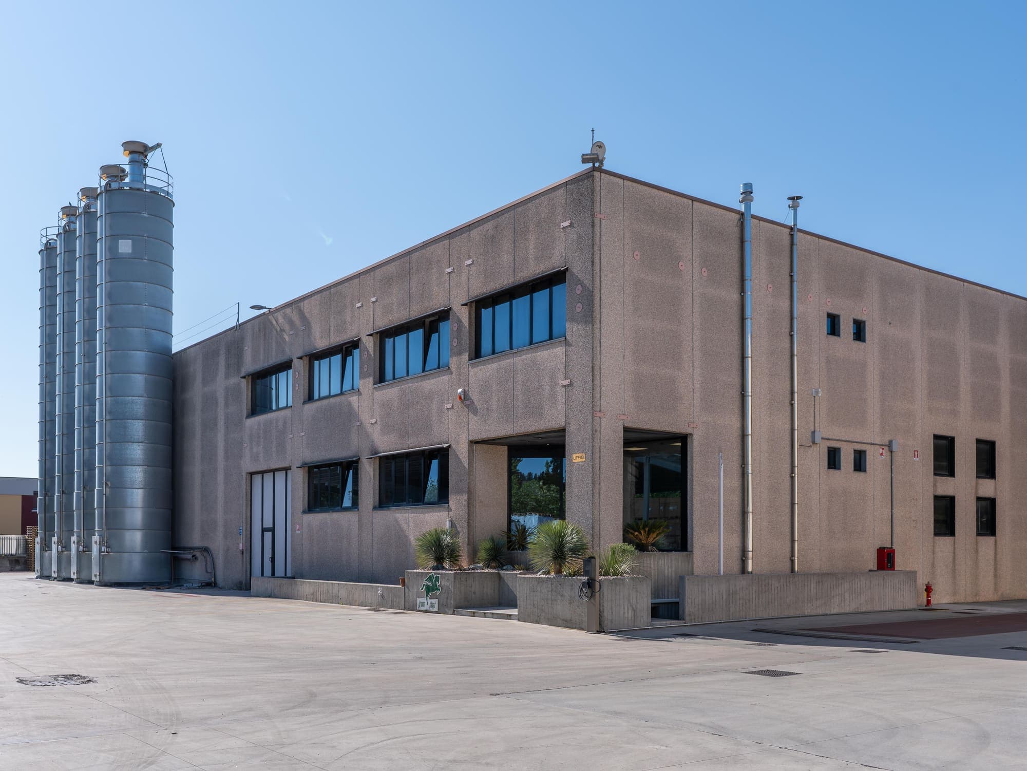 Stabilimento Green Plast — vista esterna con silos