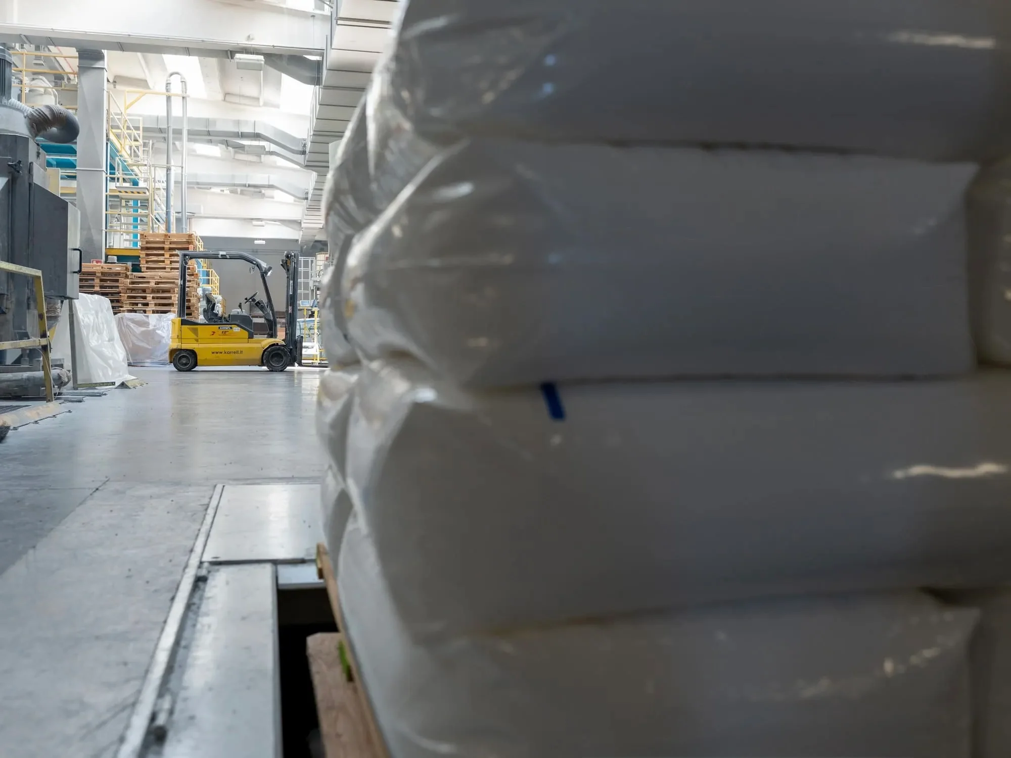 Magazzino Green Plast con sacchi di polimero e carrello elevatore