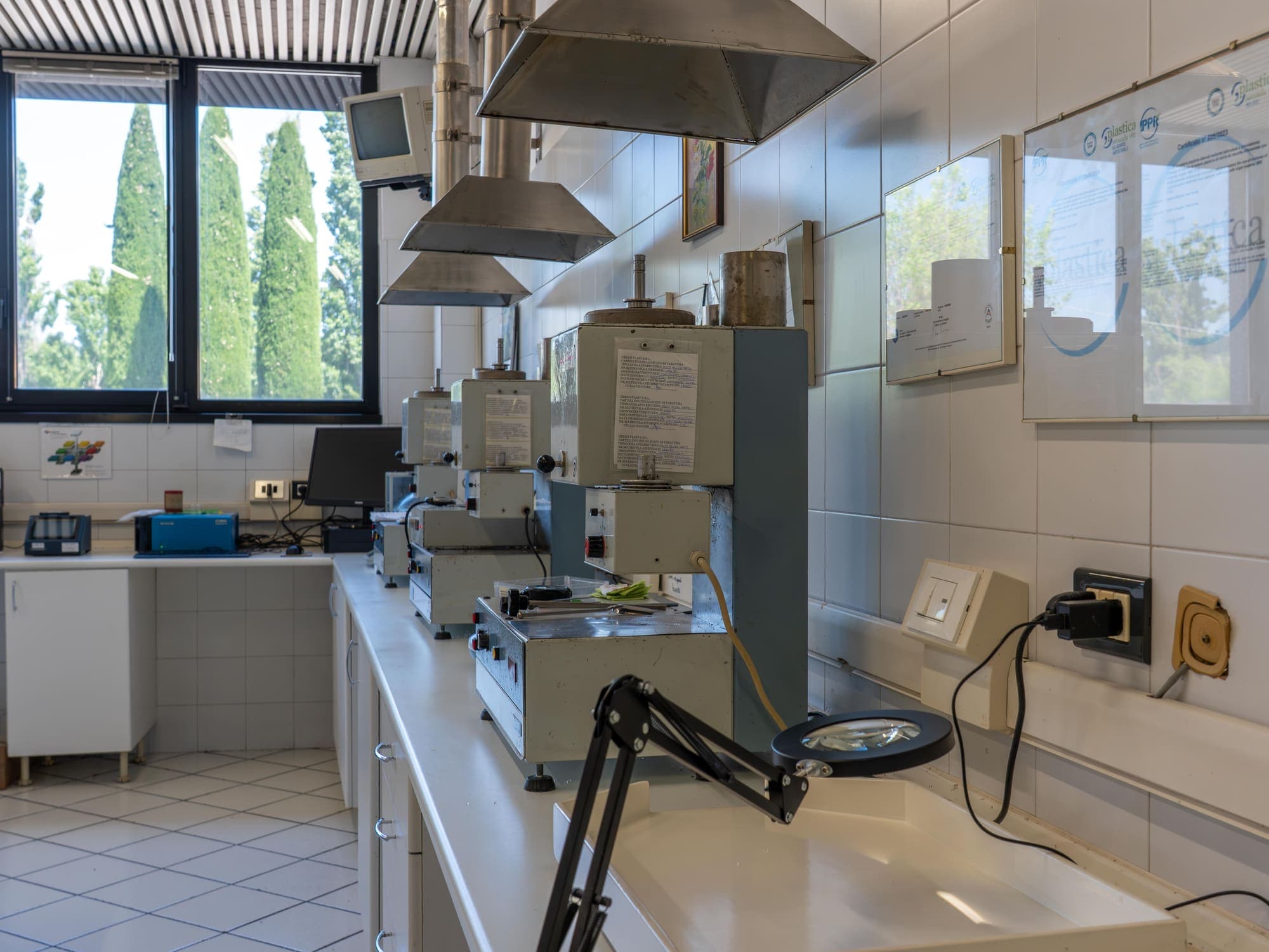 Laboratorio interno Green Plast con strumentazione di analisi