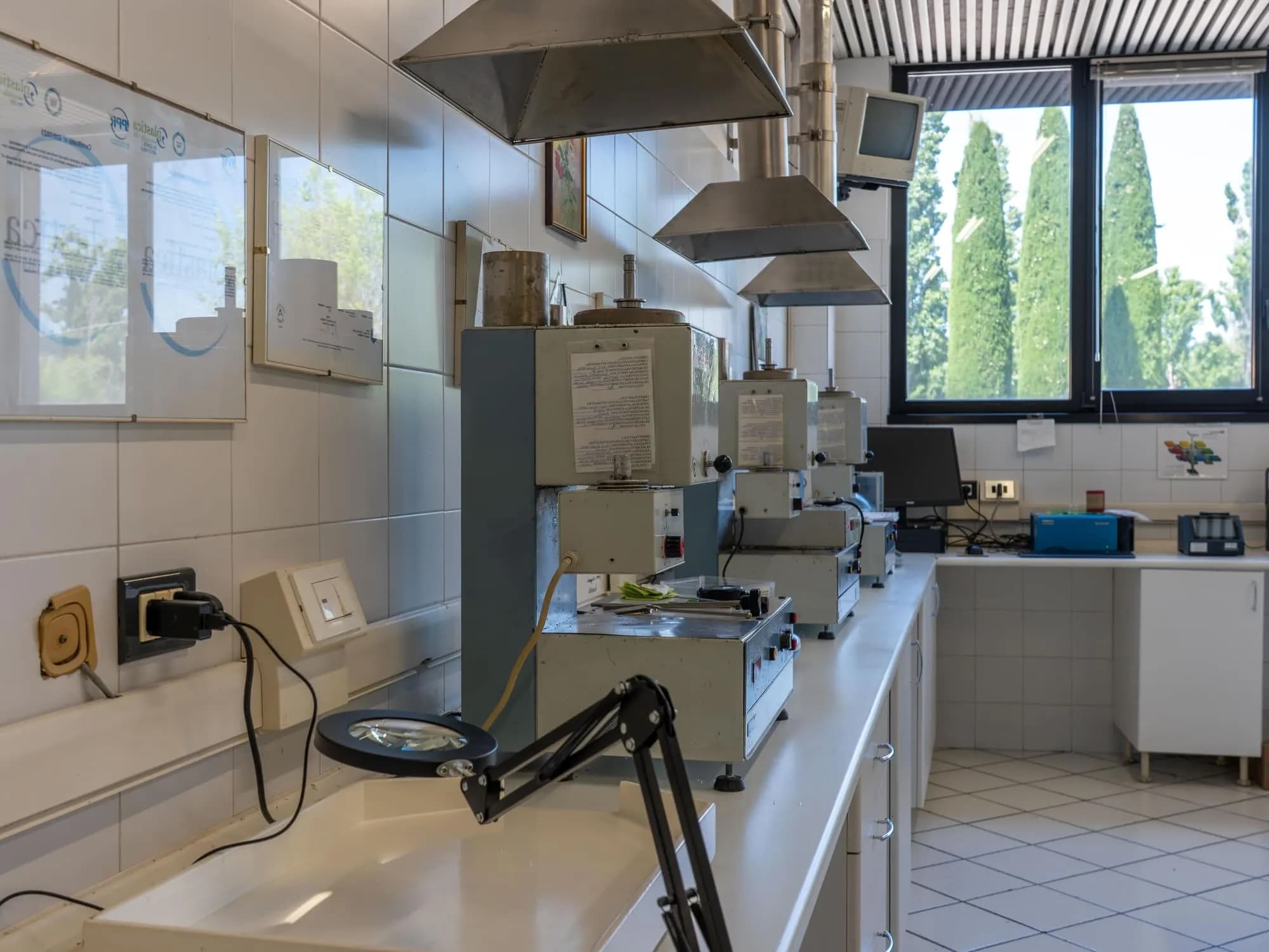 Strumentazione del laboratorio Green Plast sotto cappe di aspirazione