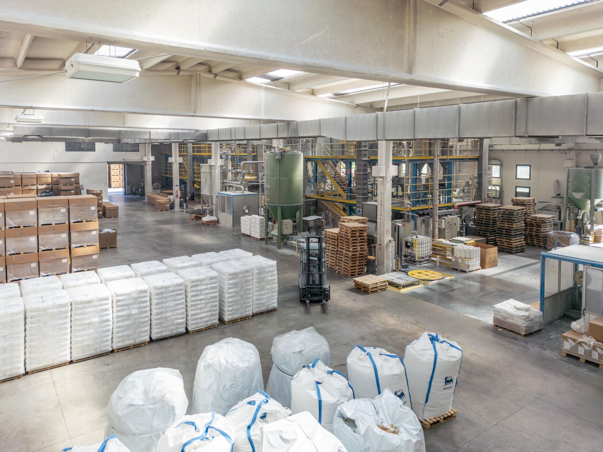 Reparto produttivo Green Plast: big-bag di compound, muletto e silo di dosaggio all'interno dello stabilimento