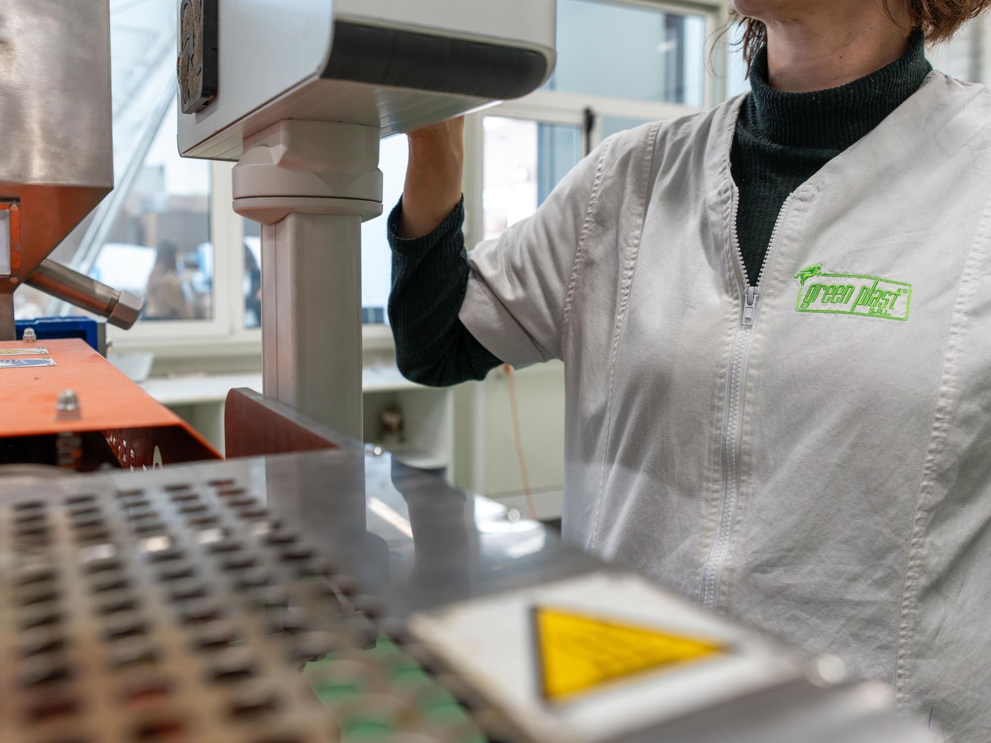 Personale di laboratorio Green Plast durante un controllo qualità