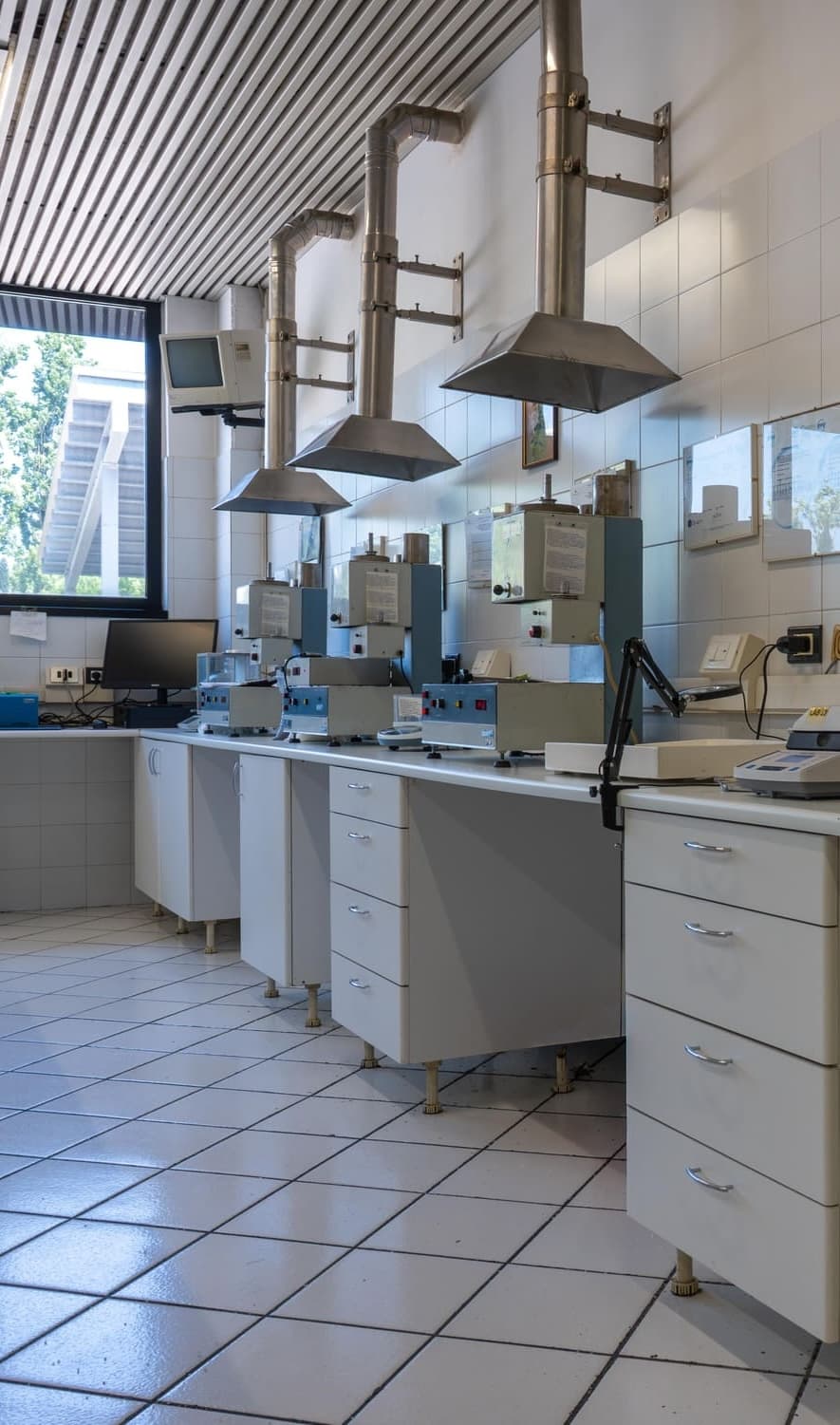 Tecnico Green Plast versa granuli in apparecchio di analisi